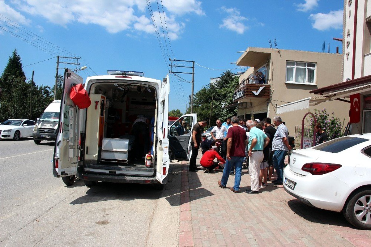 Sakarya\'da motosiklet ile otomobil çarpıştı: 1 yaralı
