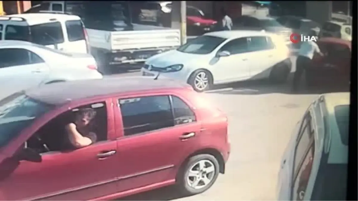 Satıp parasını alamadığı otomobilini iterek kaçırırken güvenlik kamerasına yakalandı