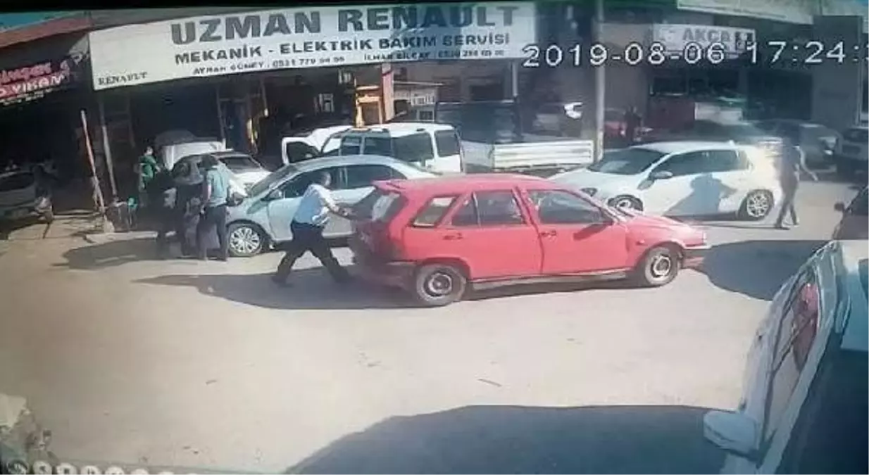 Satıp parasını alamadığı otomobilini tamirhaneden iterek götürdü