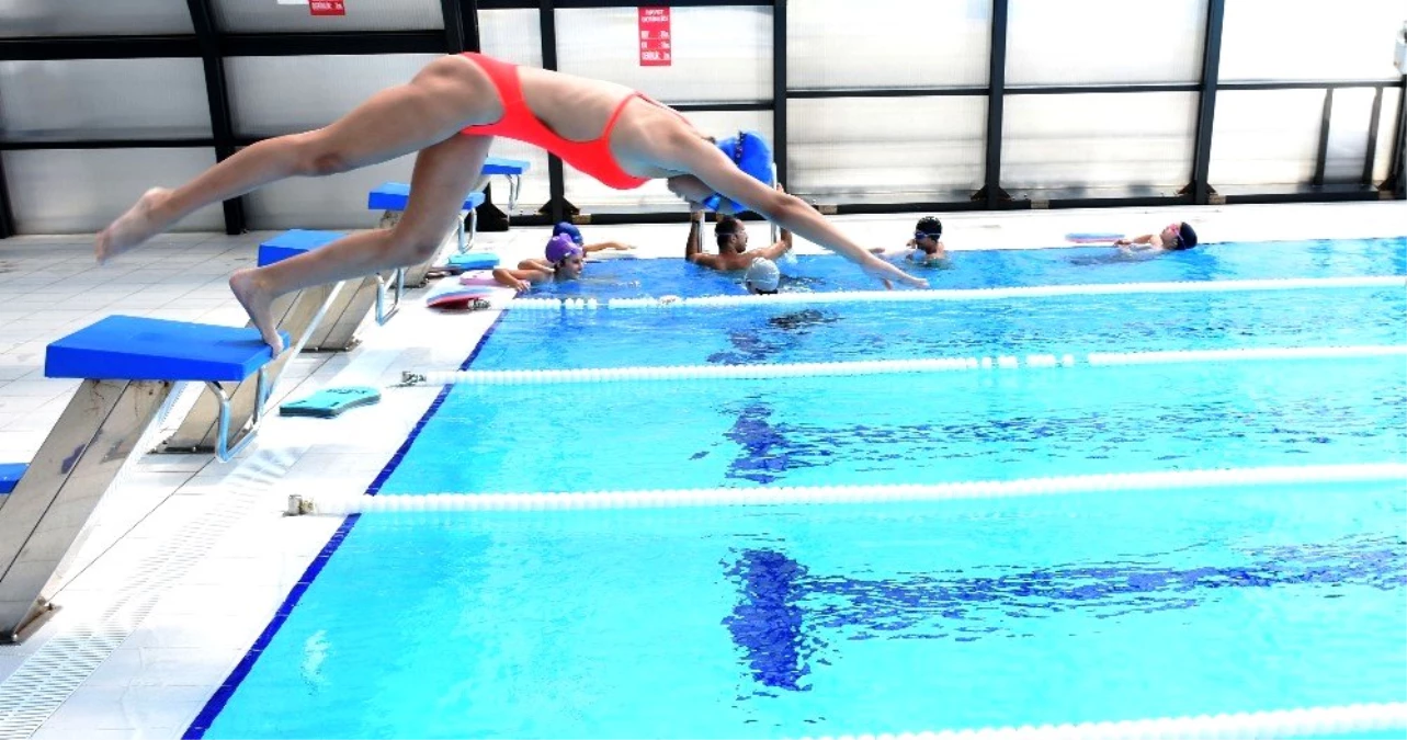 Türkiye Rekortmeni milli yüzücü Kumluca\'da antrenman yapıyor