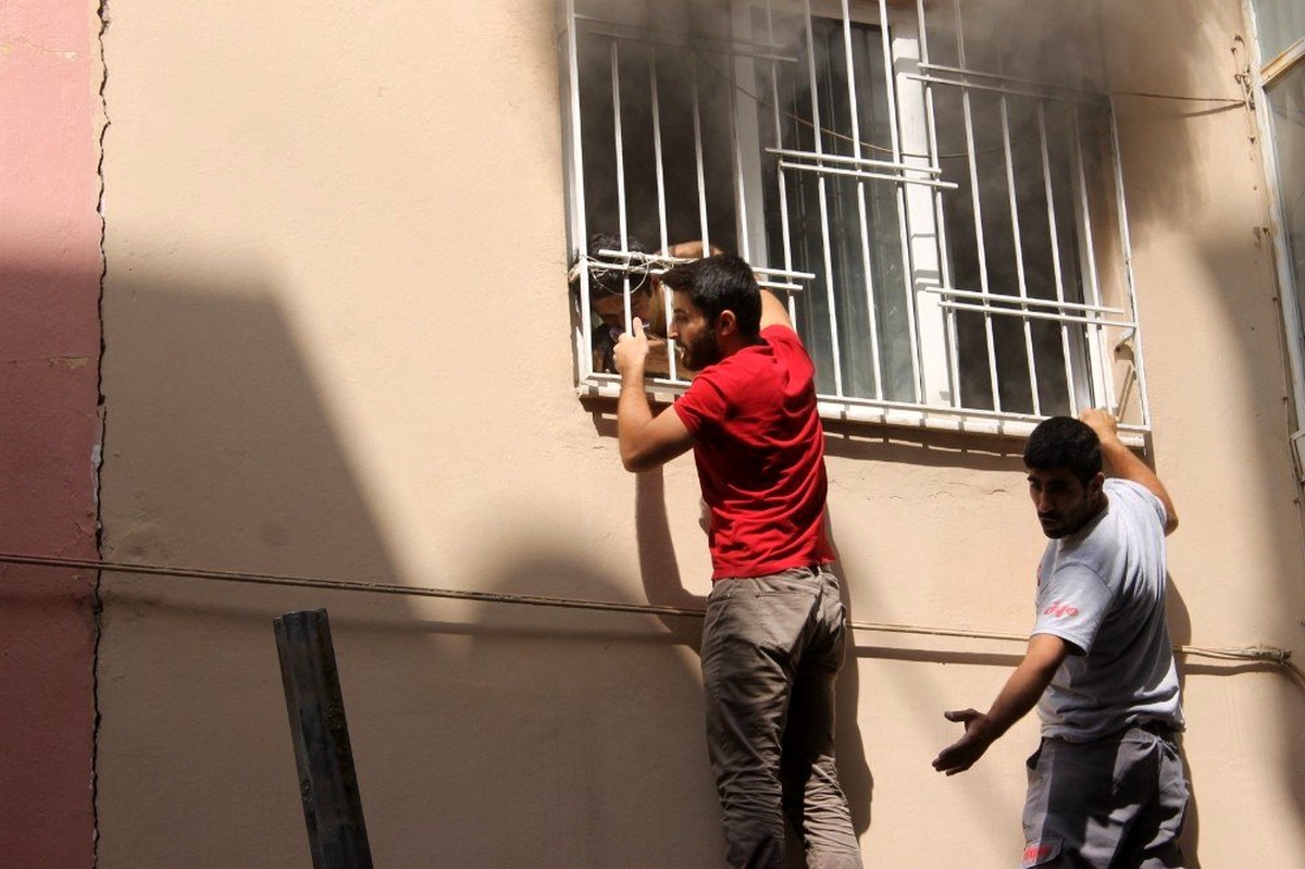 Yangında mahsur kalan öğrenci, demir korkuluk kırılarak kurtarıldı