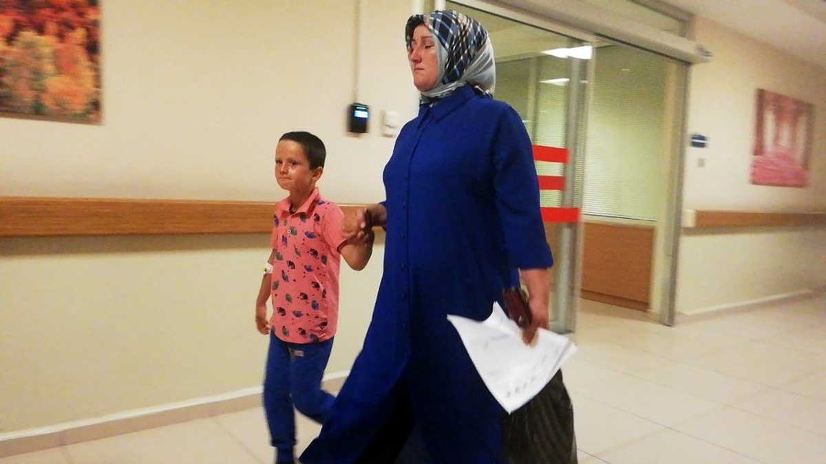Yanıcı maddeyle oynarken yüzünden yaralandı