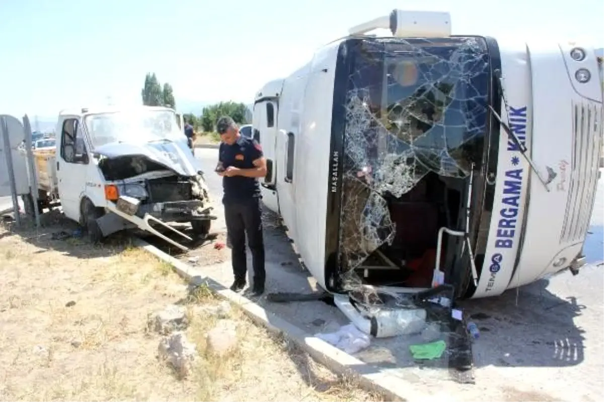 Yolcu midibüsü kamyonete çarptı: 11 yaralı