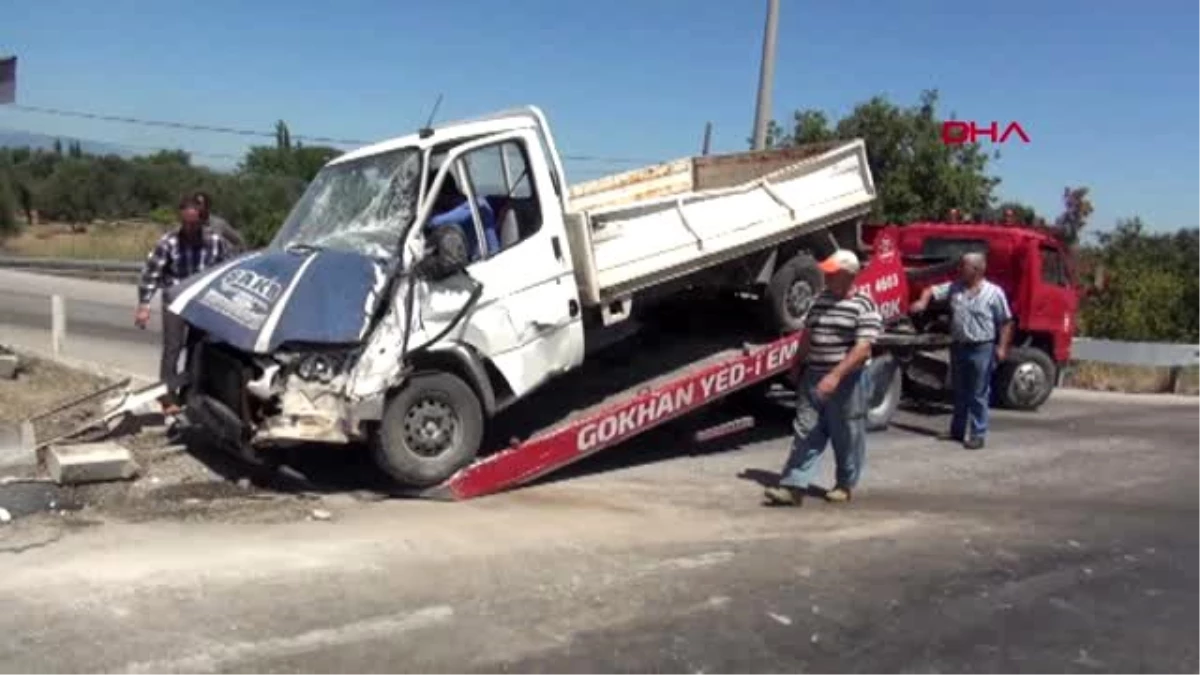 Yolcu midibüsüyle kamyonet çarpıştı 11 yaralı