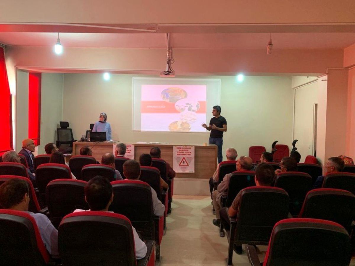 Yüksekova\'daki çiftçilere eğitim semineri