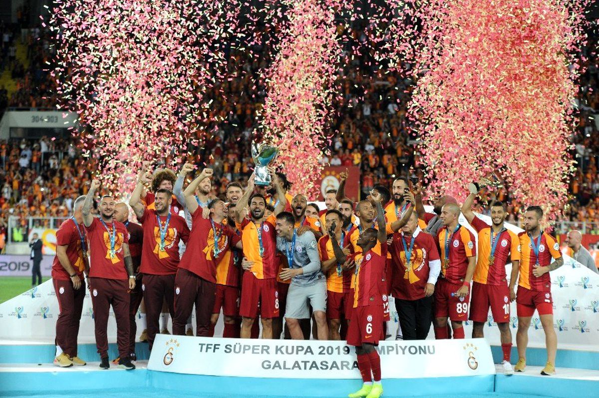 2019 TFF Süper Kupa\'nın Şampiyonu Galatasaray kupayı kaldırdı