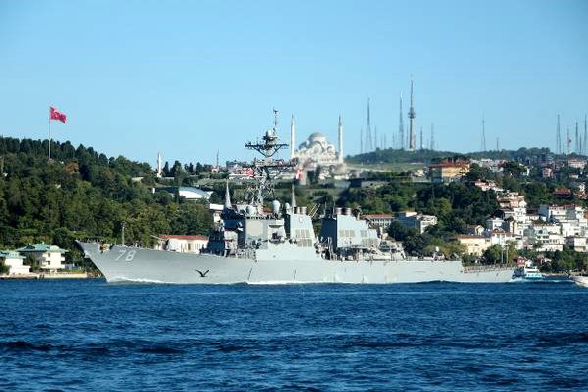 ABD savaş gemisi İstanbul Boğazı\'ndan geçti
