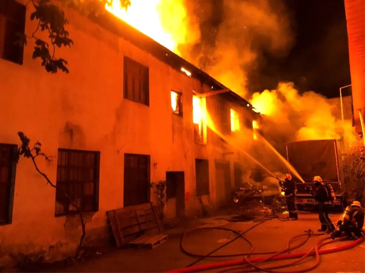 Alevlerin içerisinde kalan güvercini itfaiyeciler kurtardı