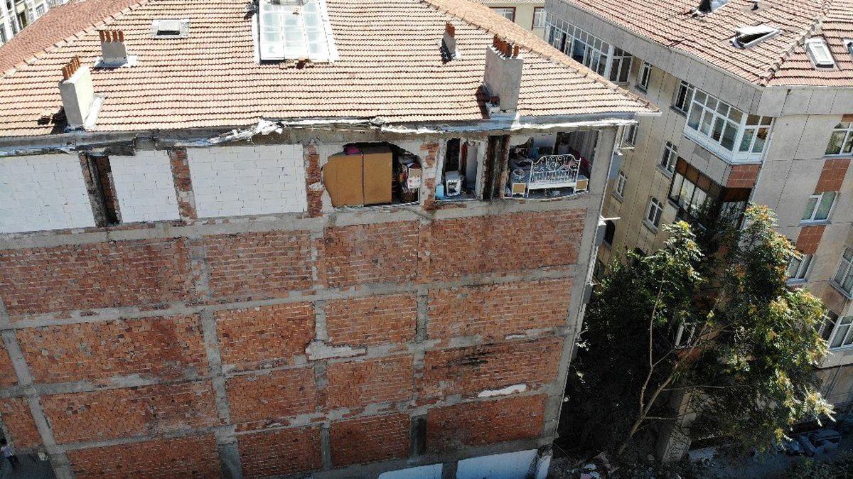 Avcılar\'da duvarı olmayan ev, havadan görüntülendi