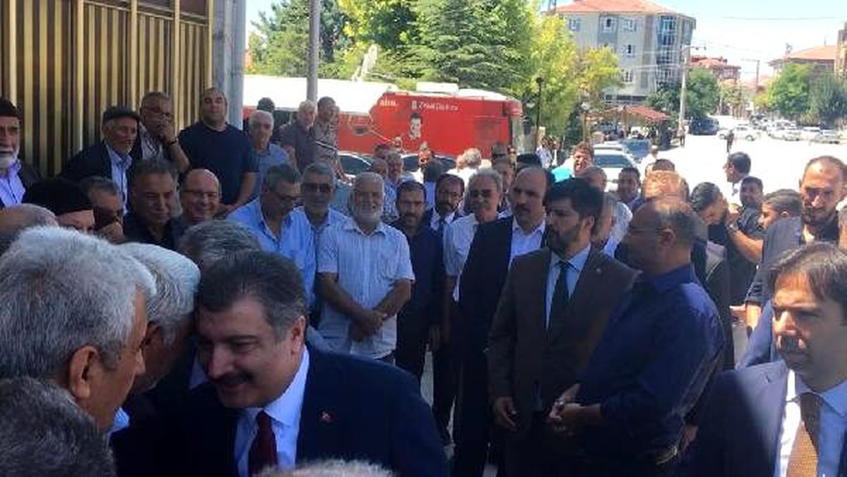 Bakan Koca, yengesinin cenazesine katıldı