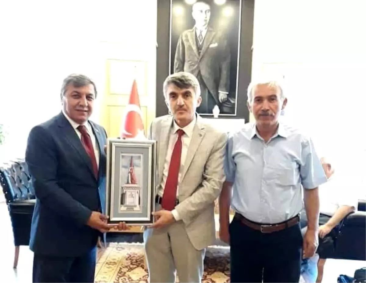 Başkan Arif Teke Rektör Prof.Dr. Kazım Uysal\'a el yapımı tablo hediye etti