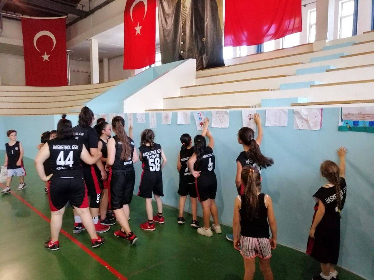 Basketbol antrenmanı öncesinde resim sergisi açtılar