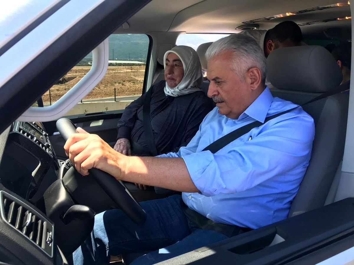 Binali Yıldırım, İstanbul-İzmir Otoyolu\'nda direksiyona geçti