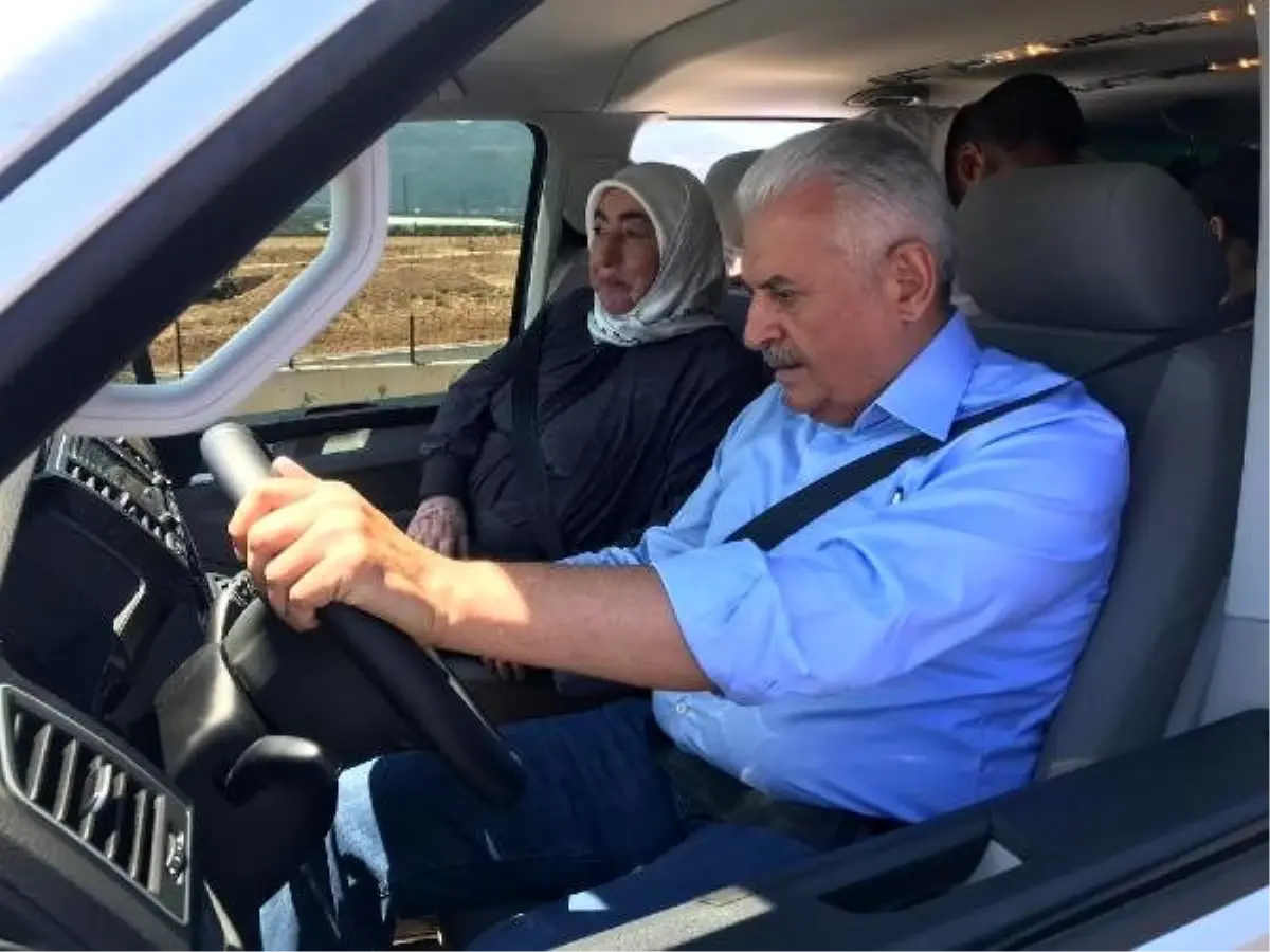 Binali Yıldırım yeni otoyolda minibüs kullandı