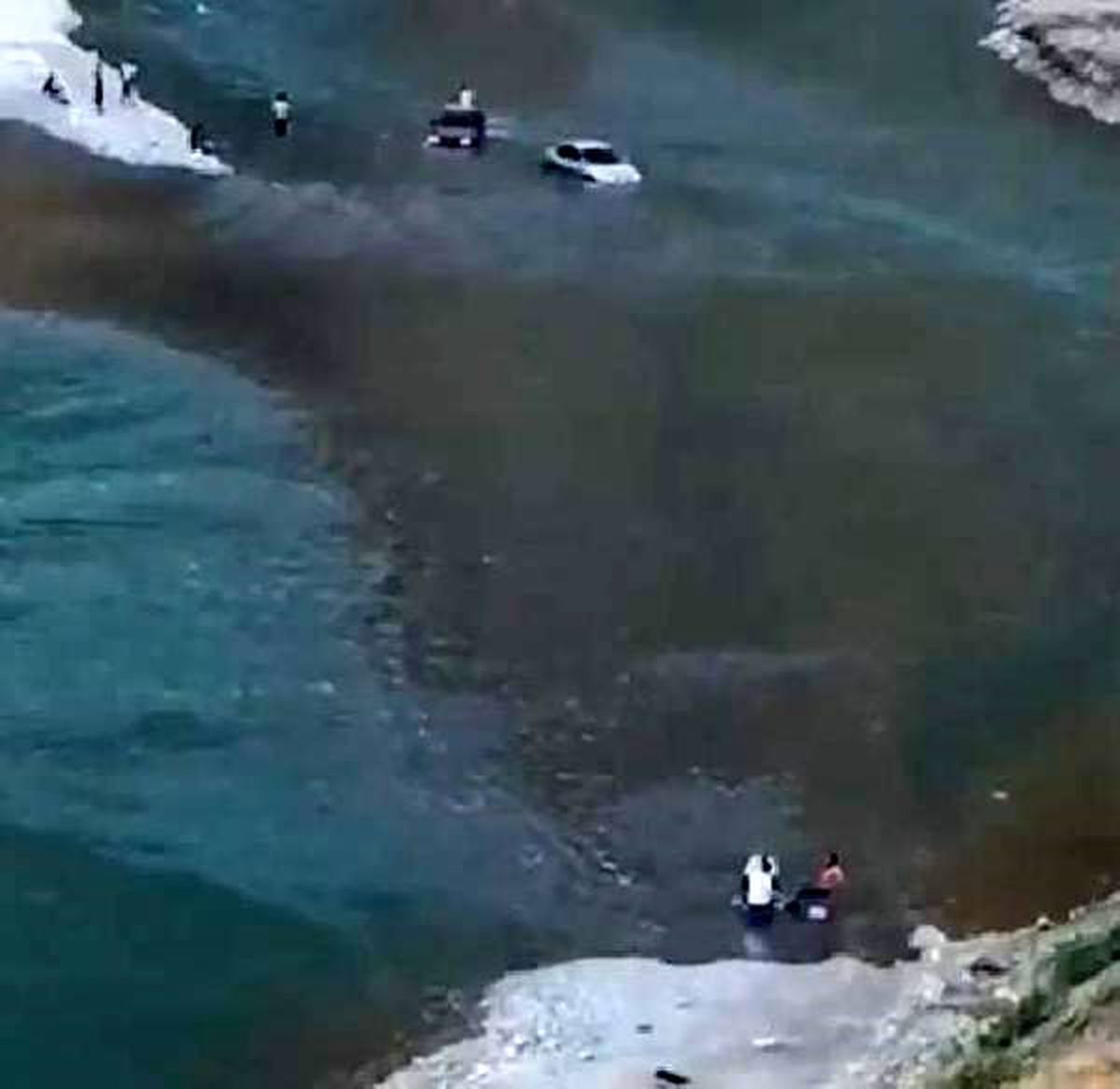 Botan Nehri\'nde mahsur kalan 2 kişi kurtarıldı