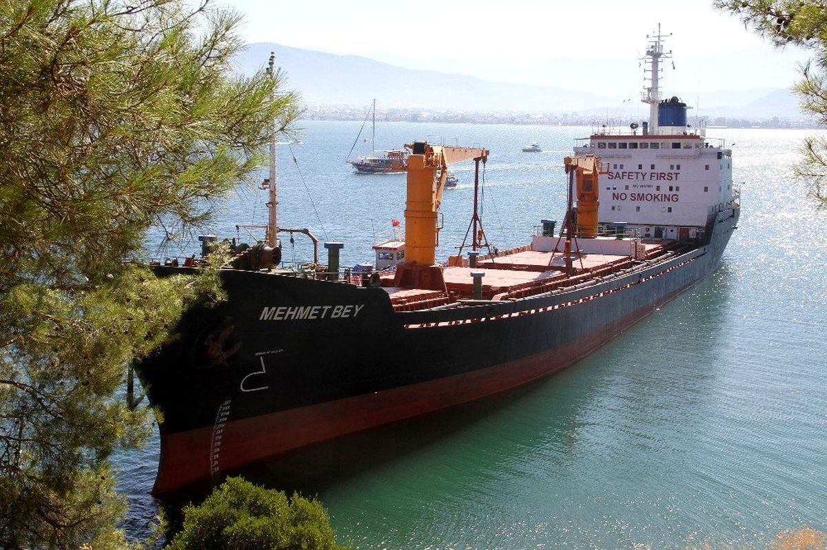 Buğday yüklü gemi Fethiye\'de karaya oturdu