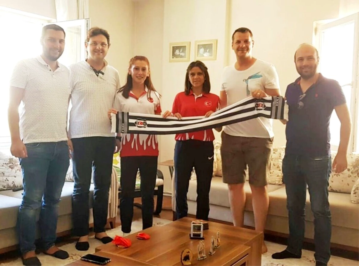 Burhaniye\'de Beşiktaşlılar dünya şampiyonlarını ziyaret etti