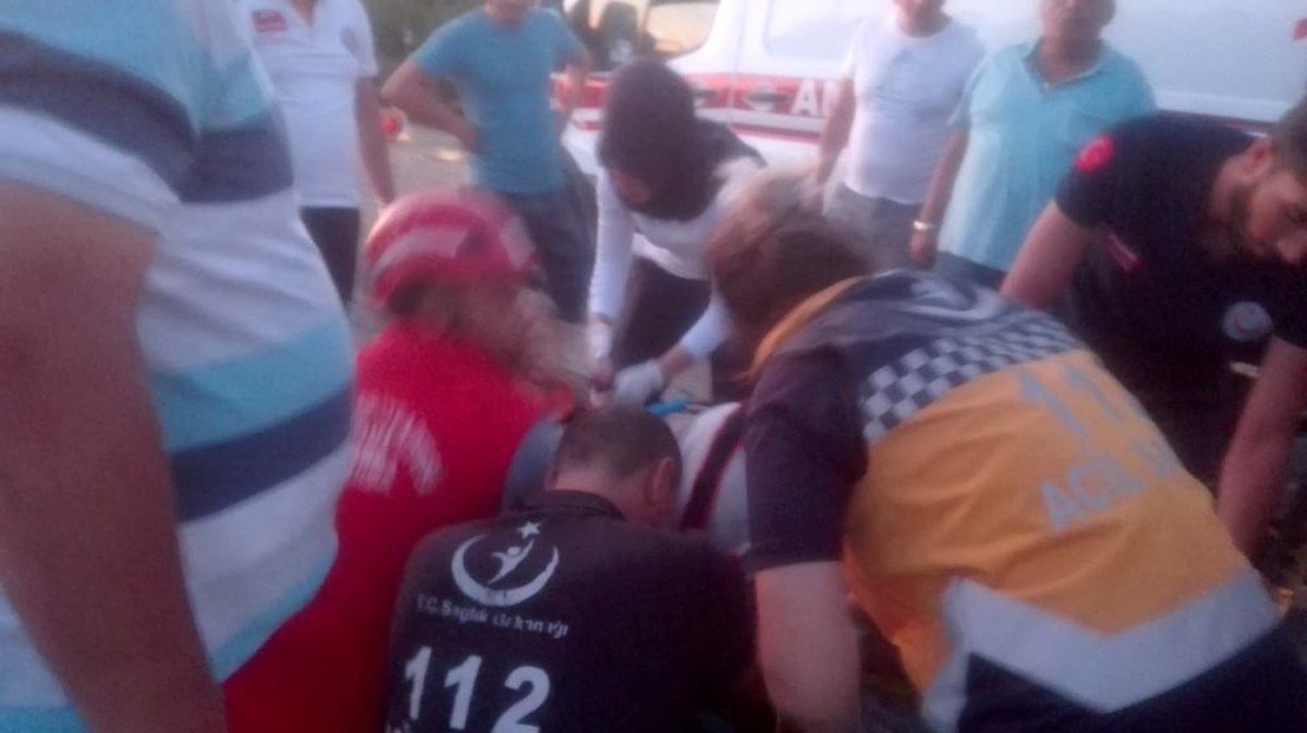 Burhaniye\'de iki otomobil çarpıştı sürücüleri yaralandı