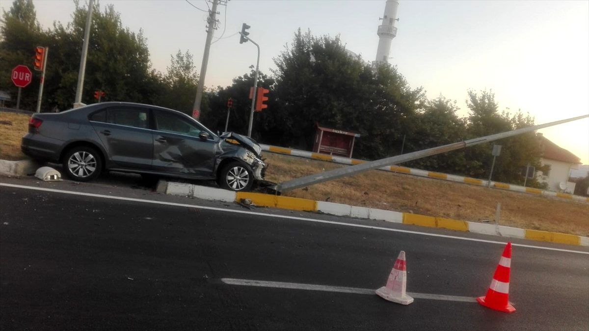 Burhaniye\'de trafik kazası: 2 yaralı