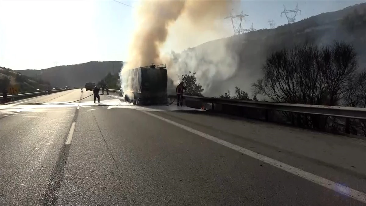Bursa\'da bariyerlere çarpan süt tankeri yandı
