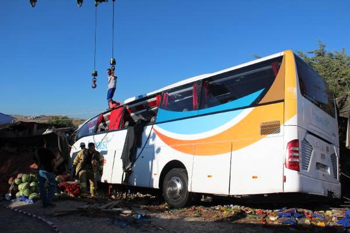 Büyükçekmece\'de Havaist otobüsü kaza yaptı: THY kabin görevlisi öldü, 7 kişi yaralandı