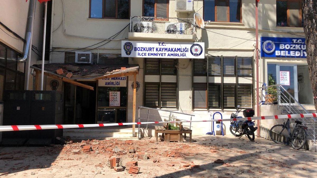 Denizli\'deki depremde 5 kişi yaralandı