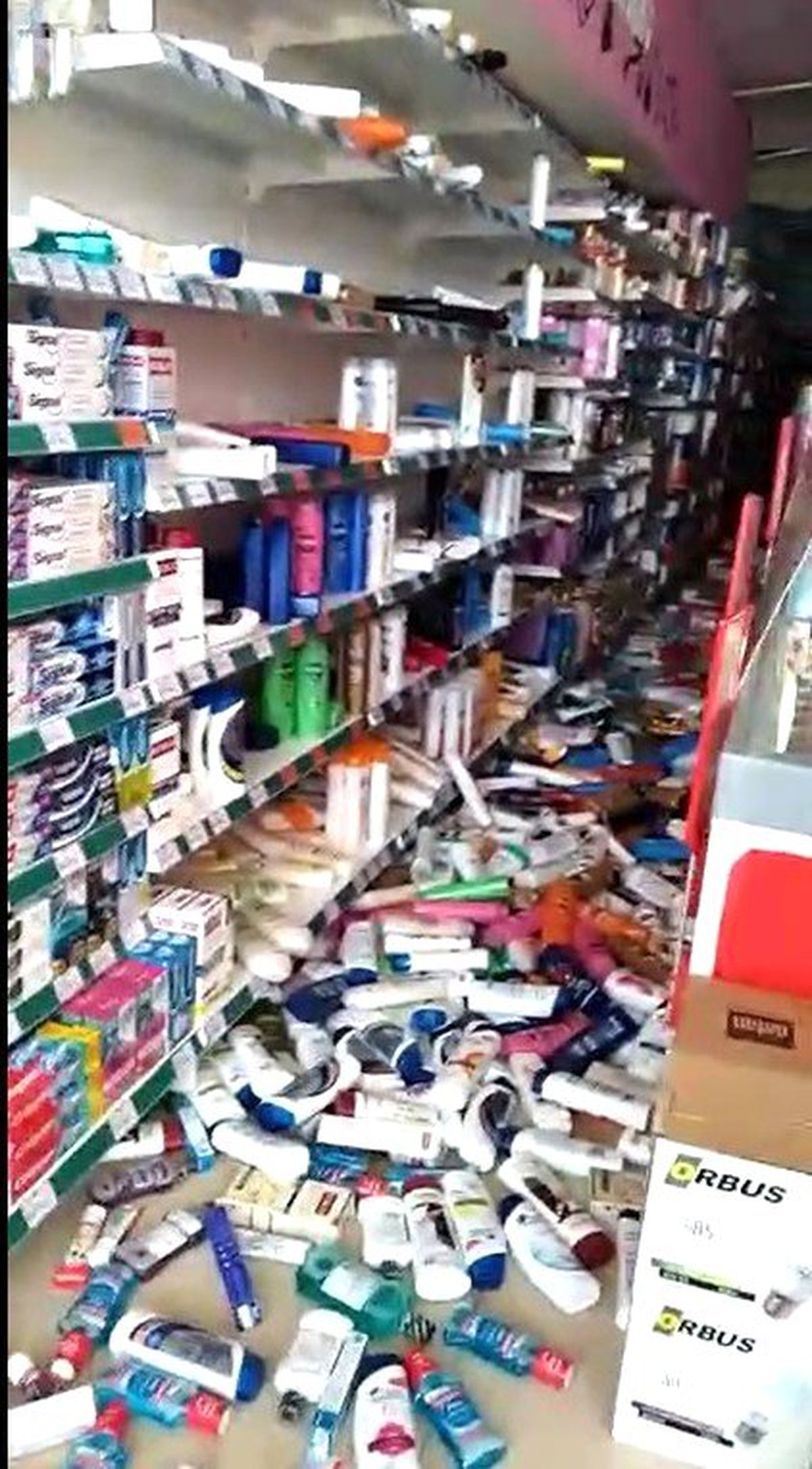 Deprem anında market raflarındaki tüm ürünler yere devrildi