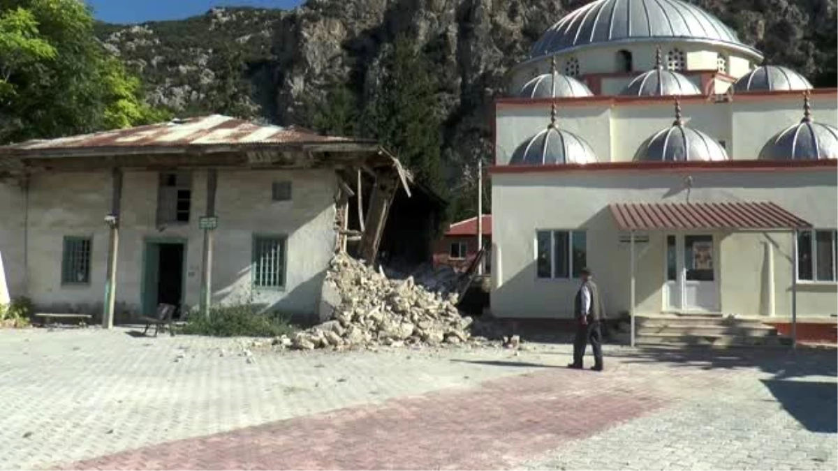 Deprem nedeniyle kırsal alanda göçük oluştu