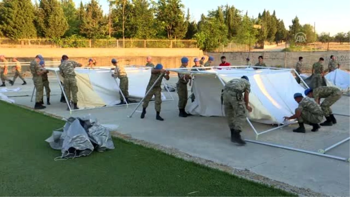Depremden zarar gören evlerde yaşayan vatandaşların için çadırlar kuruldu