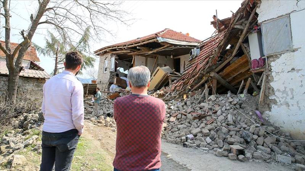 Ege Bölgesi\'nde yaşanan depremler ne anlama geliyor? Uzman Bülent Özmen değerlendirdi