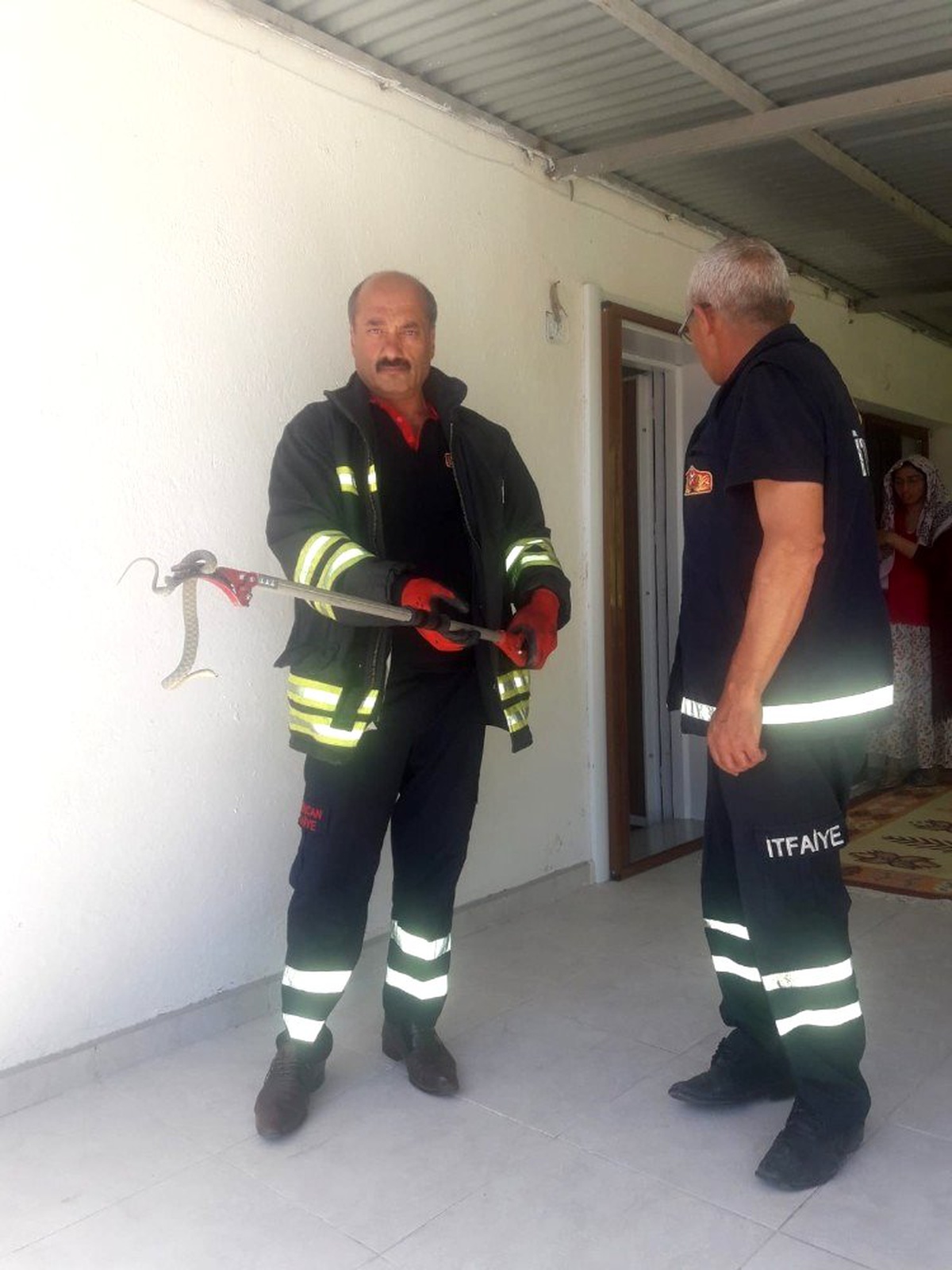 Erzincan\'da eve giren yılanı itfaiye ekipleri çıkardı