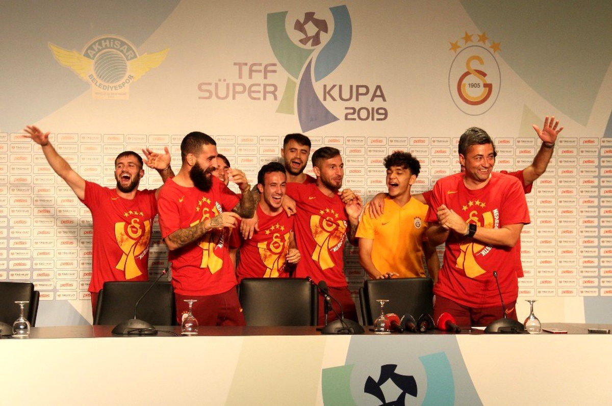 Fatih Terim ve futbolculardan basın toplantısı sırasında kutlama