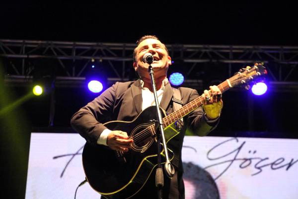 Ferhat Göçer\'e, İzmit\'te binlerce kişilik koro eşlik etti