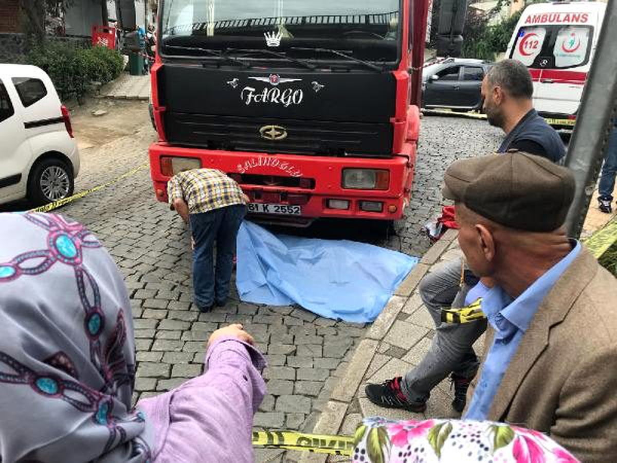 Hafriyat kamyonunun çarptığı kadın, hayatını kaybetti