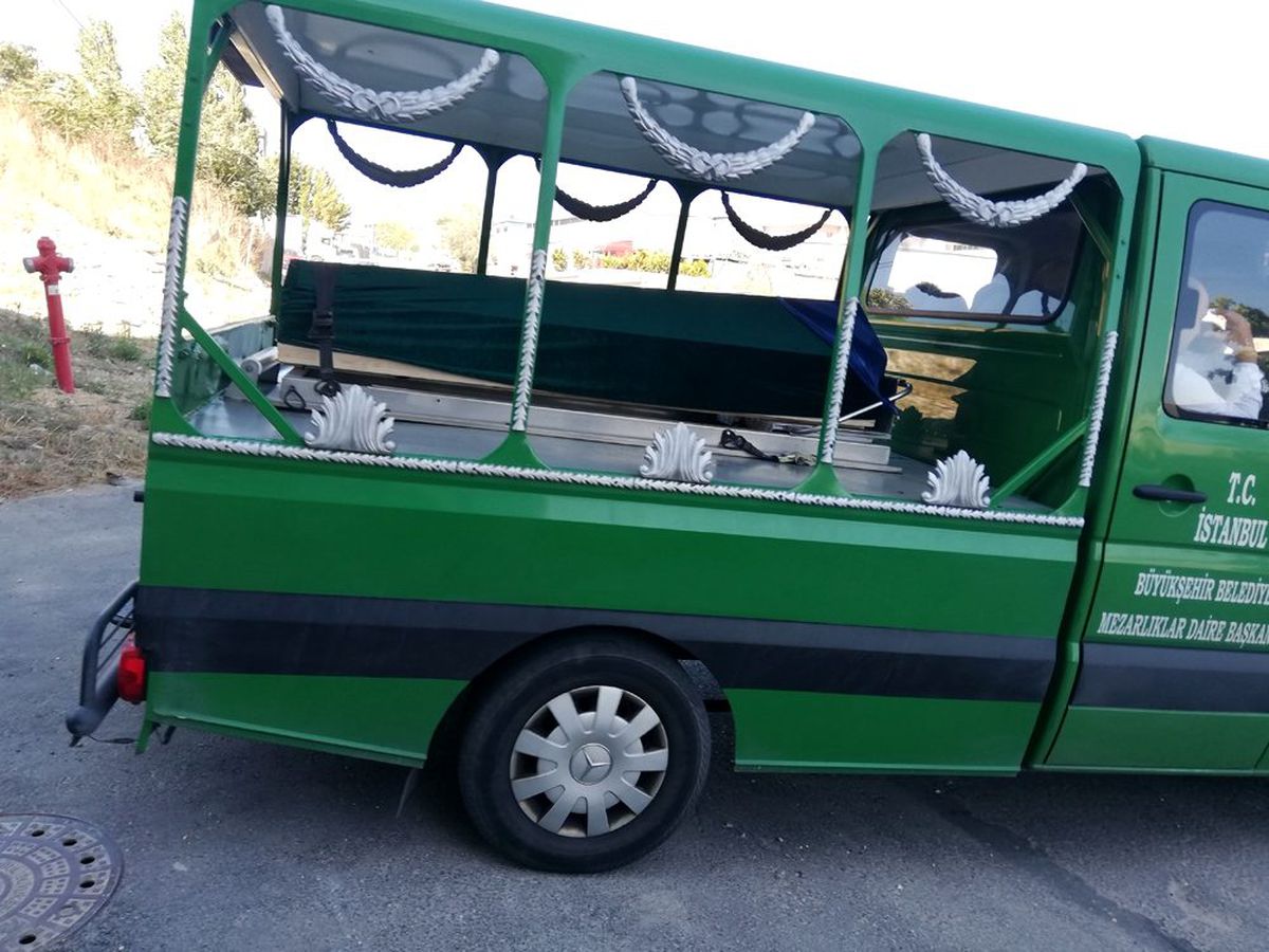Hostes kıyafetindeki fuları, tabutunun başına konuldu