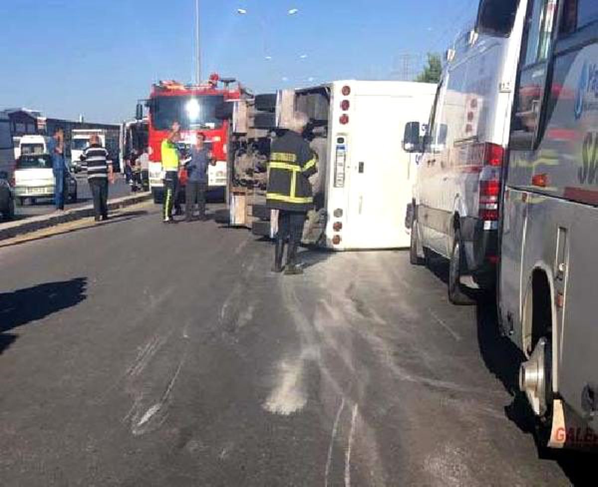 İşçi servisiyle kamyonet çarpıştı: 22 yaralı