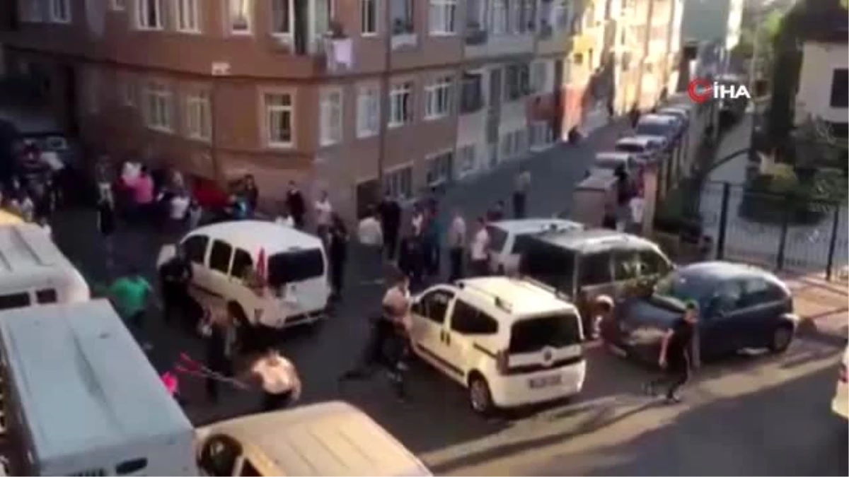 İstanbul\'da mahalleli park yeri yüzünden sopalarla birbirine girdi