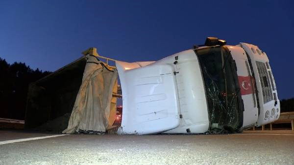 İstanbul Havalimanı yolunda hafriyat kamyonu devrildi, yol trafiğe kapandı(1)