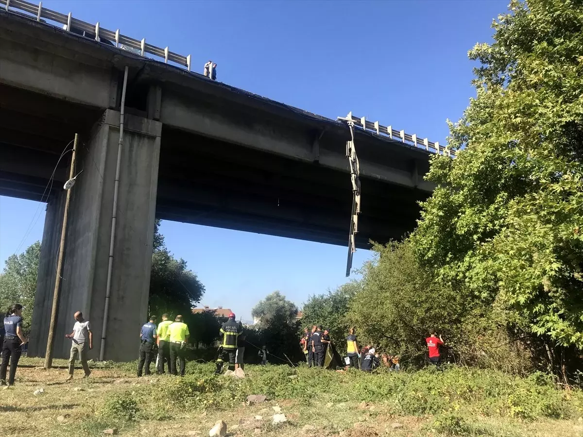 Kamyonetle çarpışan kamyon viyadükten düştü: 1 ölü, 1 yaralı