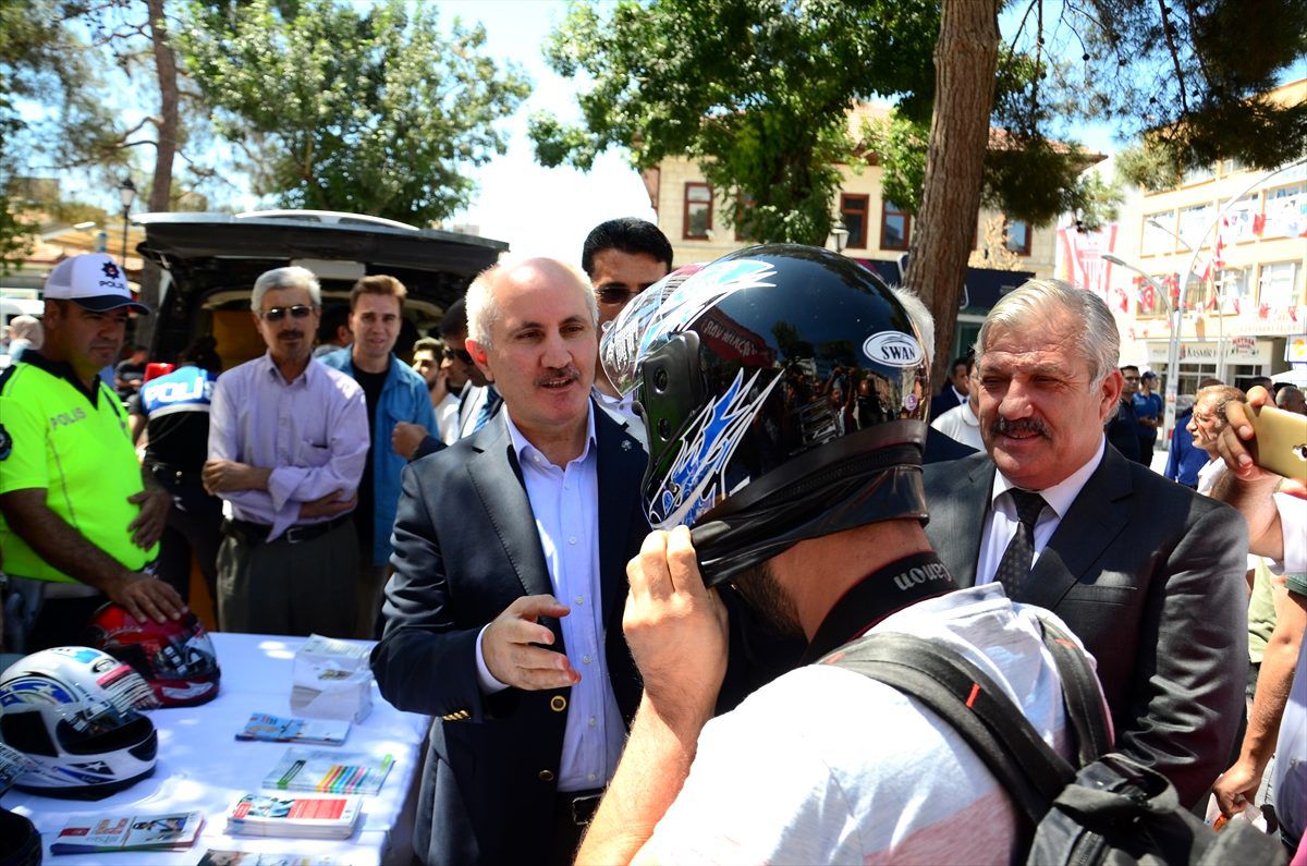 Karaman\'da polis kentteki motosiklet sürücülerine kask dağıttı