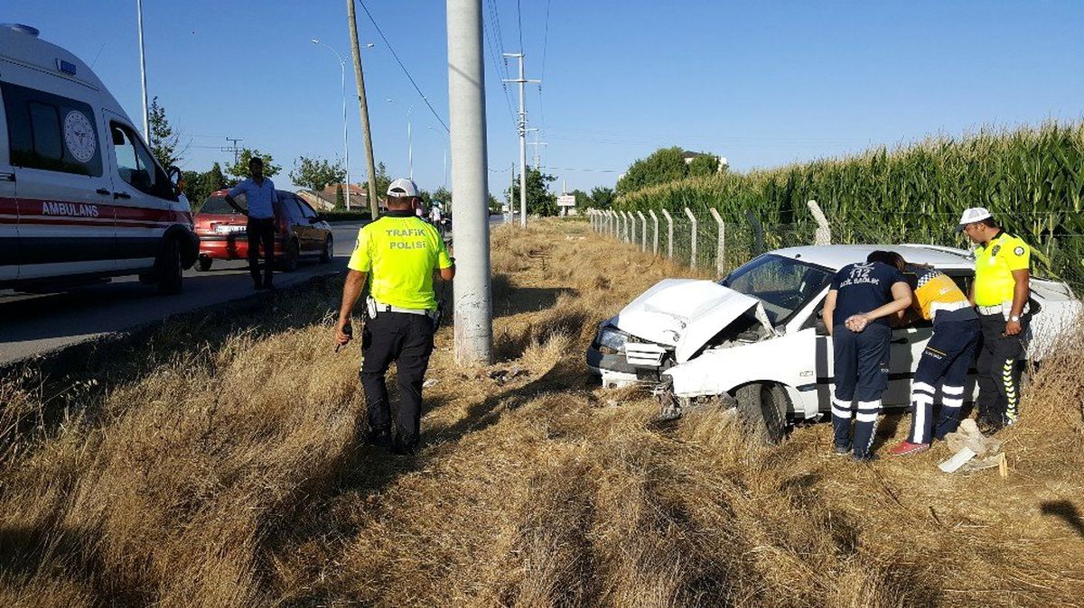 Karaman\'da şarampole inen otomobil elektrik direğine çarptı: 1 yaralı