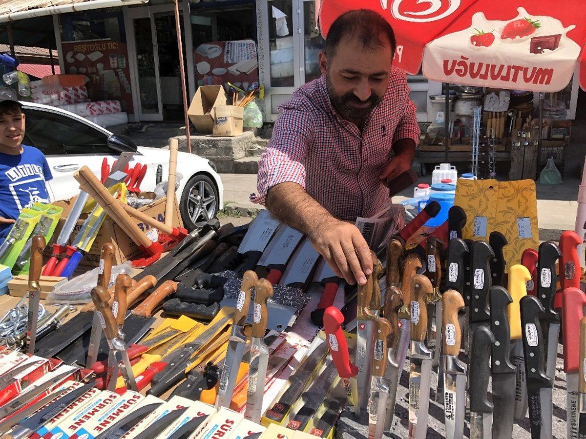 Kars\'ta bıçaklar tezgahlarda yerini aldı