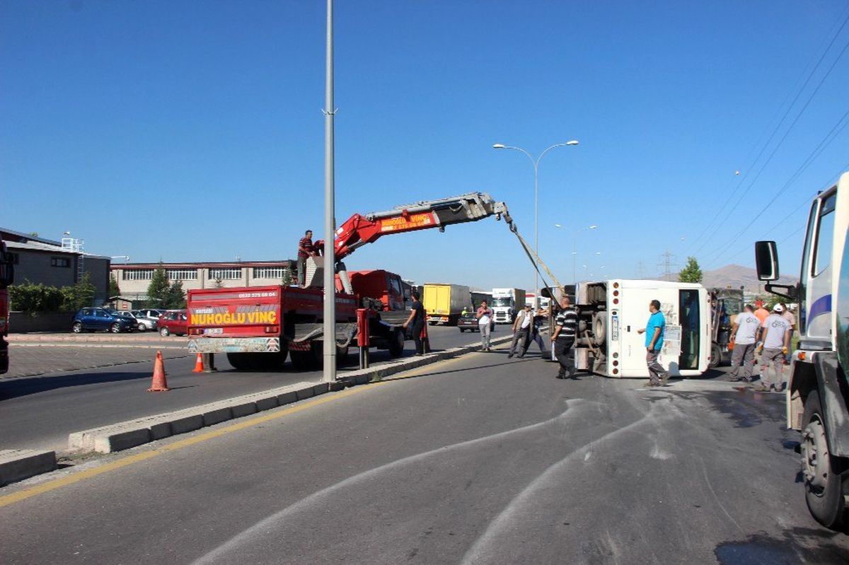 Kayseri\'de işçi servisi ile kamyonet çarpıştı: 17 yaralı