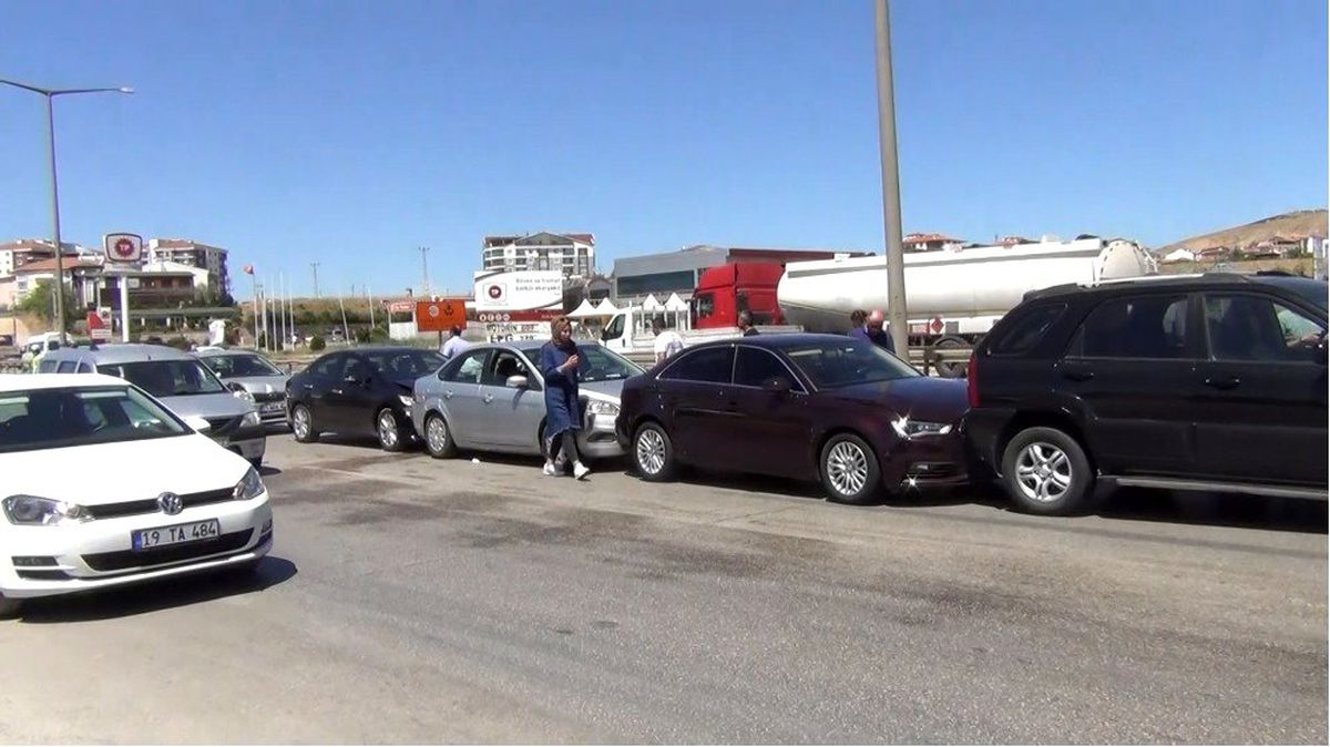 Kırıkkale\'de 6 araçlı trafik kazası: 3 yaralı