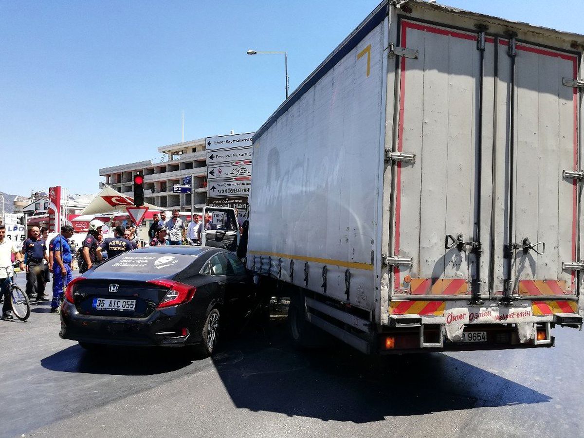 Kırmızı ışık ihlali kaza getirdi; 1 yaralı
