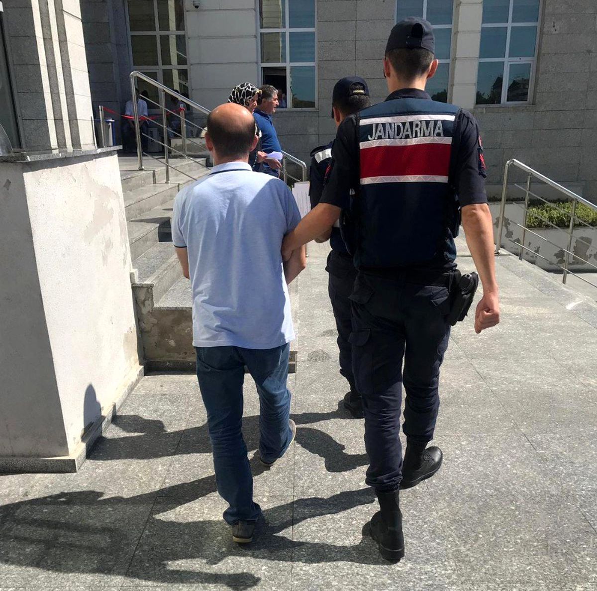 Kocaeli\'de 200 bin TL\'lik kadın pedi çalan 2 şüpheliyi yakalandı