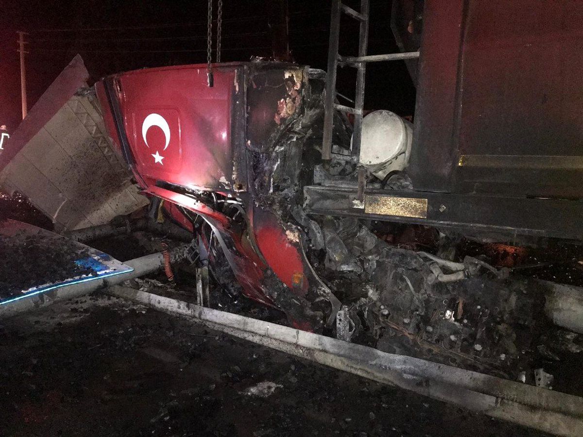 Konya\'da tır bariyerlere çarptı: 1 ölü