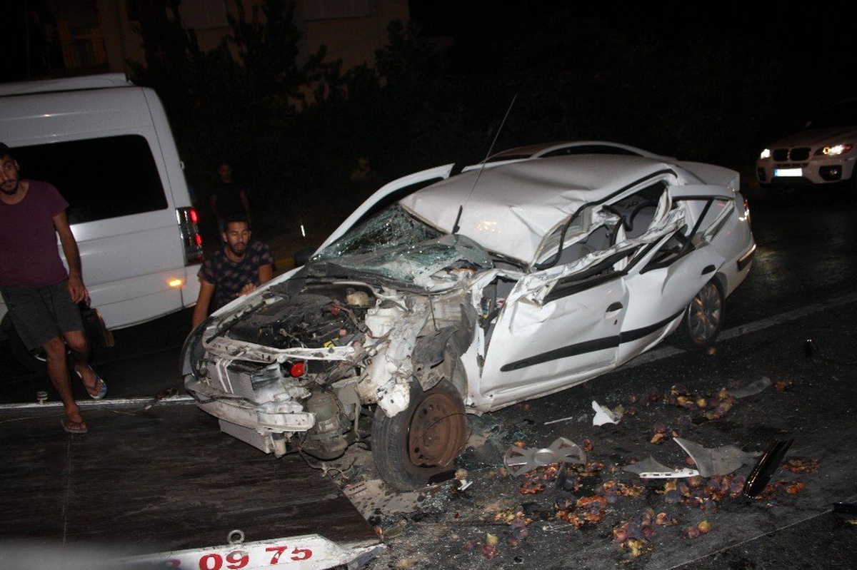 Manavgat\'ta alkollü sürücü ışıkta bekleyen araçların arasına daldı