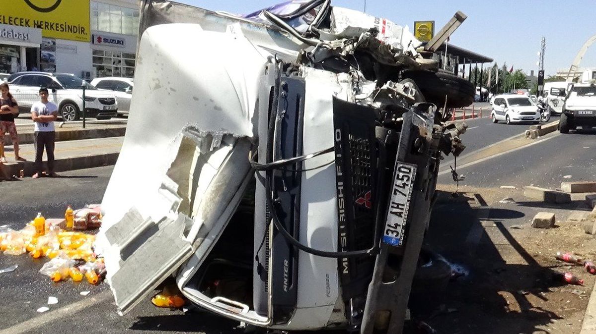 Meşrubat yüklü kamyonet kaza yapıp devrildi: 2 yaralı