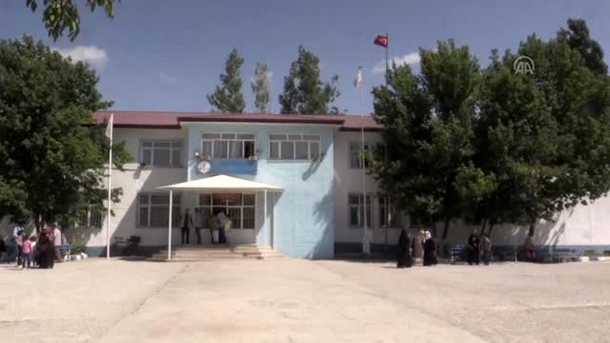 Minik öğrencilerin okul bahçesinde hasat heyecanı